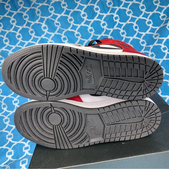 Nike Youth size 4.5y Air Jordan 1 mid chicago black toe GS kids bred red black - Picture 4 of 7